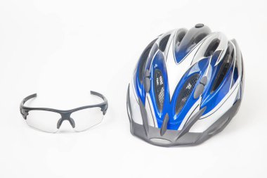 Açık arkaplanda bisiklet kaskı ve şeffaf gözlük