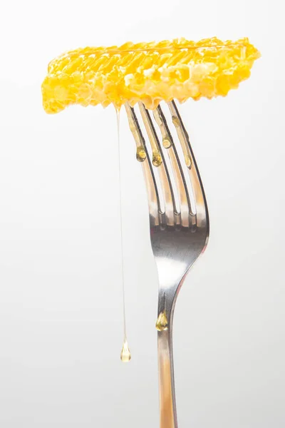 Frischer Honig Tropft Aus Wachshonig Auf Eine Tischgabel Vitaminnahrung Und — Stockfoto