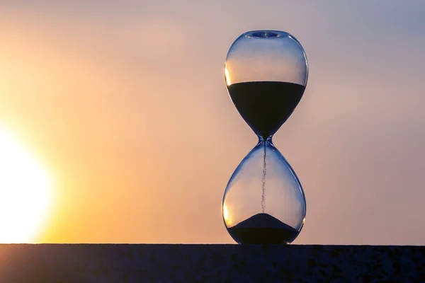 Sanduhr Zählt Die Zeit Vor Dem Hintergrund Der Abendsonne — Stockfoto