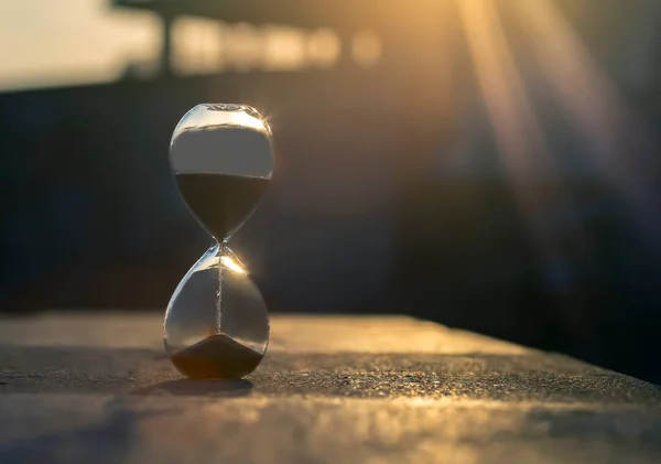 Песочные Часы Отсчитывают Время Фоне Вечернего Солнца — стоковое фото
