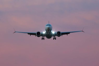 Yolcu uçağı gökyüzünde uçar. Hava taşımacılığı endüstrisi