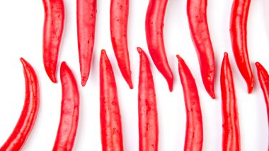 Beyaz arka planda kırmızı kırmızı kırmızı biber. Vitamin sebze yiyeceği.