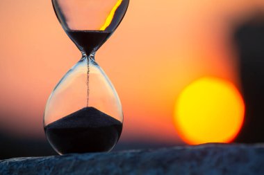 Kum saati, akşam güneşinin arkaplanının uzunluğunu hesaplar.