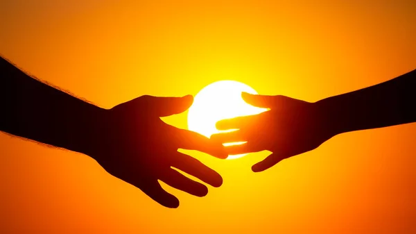 Batan Güneşin Arka Planında Erkek Kadın Ellerinin Silueti Toplum Ailede — Stok fotoğraf