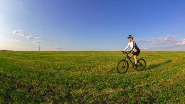 Der Radfahrer Fährt Mit Dem Fahrrad Auf Dem Grünen Rasen — Stockfoto