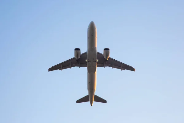 Avião Passageiros Voa Céu Indústria Dos Transportes Aéreos — Fotografia de Stock