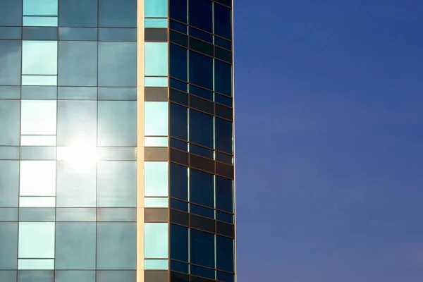Fachada Transparente Del Edificio Contra Cielo —  Fotos de Stock