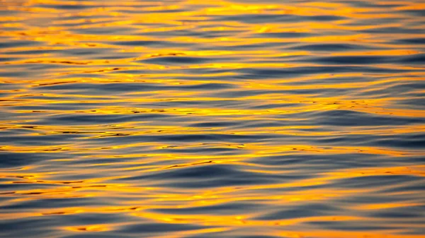 Reflejo Del Sol Poniente Una Ola Agua Textura Fondo Natural — Foto de Stock