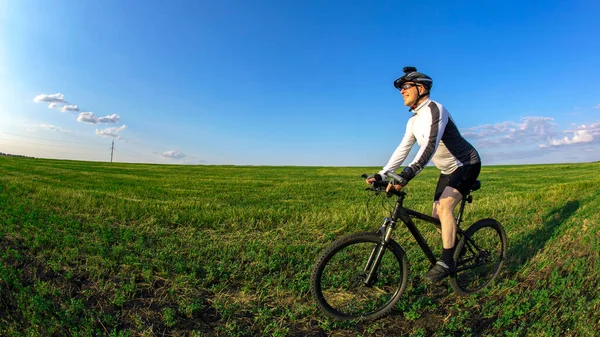 Der Radfahrer Fährt Mit Dem Fahrrad Auf Dem Grünen Rasen — Stockfoto