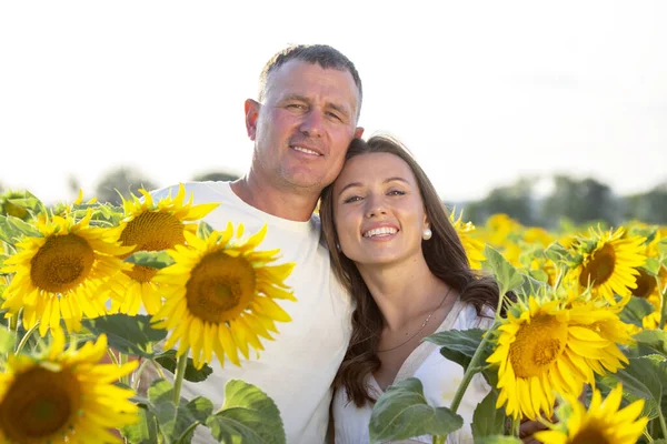 Felice Amore Donna Uomo Stand Nel Campo Estivo Girasoli — Foto Stock