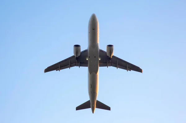 Avião Passageiros Voa Céu Indústria Dos Transportes Aéreos — Fotografia de Stock