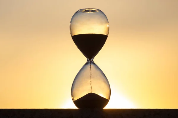 Sanduhr Zählt Die Zeit Vor Dem Hintergrund Der Abendsonne — Stockfoto