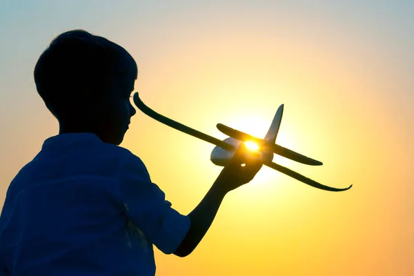 Silhueta Menino Deixa Avião Modelo Voar Para Céu Contra Pano — Fotografia de Stock