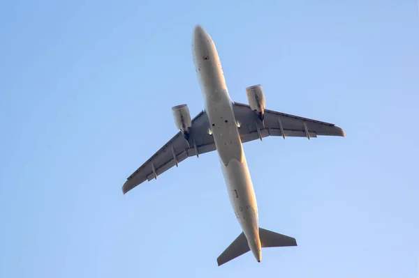 Avião Passageiros Voa Céu Indústria Dos Transportes Aéreos — Fotografia de Stock