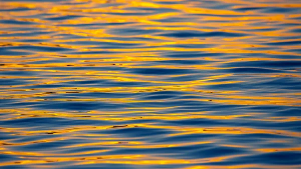 Reflejo Del Sol Poniente Una Ola Agua Textura Fondo Natural — Foto de Stock