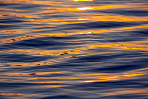 Reflektion Solnedgången Våg Vatten Naturlig Bakgrund Struktur — Stockfoto