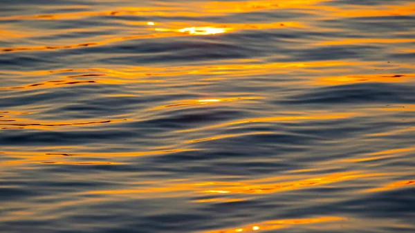 Spiegelung Der Untergehenden Sonne Einer Welle Von Wasser Natürliche Hintergrundstruktur — Stockfoto
