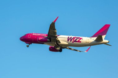 Kharkiv, Ukrayna - 27 Temmuz 2021: Wizzair havayolu W6 6949 sefer sayılı Kharkiv havaalanından kalkış. Wizzair düşük maliyetli bir Macar havayolu şirketi..