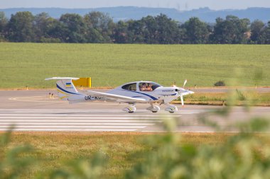 Kharkiv, Ukrayna - 03 Ağustos 2021: Kharkiv Uluslararası Havalimanı 'nda hafif yolcu uçağının kalkışı. Hava taşımacılığı endüstrisi