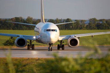 Kharkiv, Ukrayna - 03 Ağustos 2021: Kalkıştan önce piste gitmek. Kharkiv Uluslararası Havalimanı 'ndan bir yolcu uçağının kalkışı. Hava taşımacılığı endüstrisi