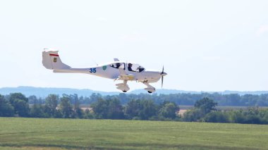 Kharkiv, Ukrayna - 4 Ağustos 2021: Kharkiv Uluslararası Havalimanı 'nda hafif yolcu uçağının pistine iniş. Hava taşımacılığı endüstrisi