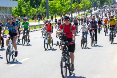 KHARKIV, UKRAINE - 23 Mayıs 2021: Bir sütundaki insanlar şehir boyunca bisiklet sürerler.