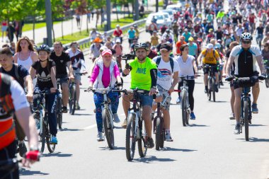 KHARKIV, UKRAINE - 23 Mayıs 2021: Farklı yaşlarda insanlar bir şehir sahnesinde bisiklet sürerler.