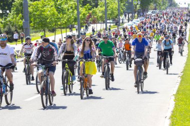 KHARKIV, UKRAINE - 23 Mayıs 2021: Farklı yaşlarda insanlar bir şehir sahnesinde bisiklet sürerler.