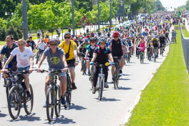 KHARKIV, UKRAINE - 23 Mayıs 2021: Farklı yaşlarda insanlar bir şehir sahnesinde bisiklet sürerler.