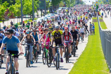 KHARKIV, UKRAINE - 23 Mayıs 2021: Farklı yaşlarda insanlar bir şehir sahnesinde bisiklet sürerler.