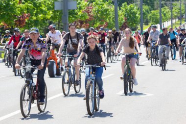 KHARKIV, UKRAINE - 23 Mayıs 2021: Farklı yaşlarda insanlar bir şehir sahnesinde bisiklet sürerler.