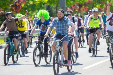 KHARKIV, UKRAINE - 23 Mayıs 2021: Farklı yaşlarda insanlar bir sütunla bisiklet sürerler.