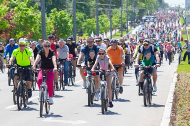 KHARKIV, UKRAINE - 23 Mayıs 2021: Farklı yaşlarda insanlar bir sütunla bisiklet sürerler.