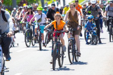KHARKIV, UKRAINE - 23 Mayıs 2021: Bir sütundaki insanlar şehir boyunca bisiklet sürerler.