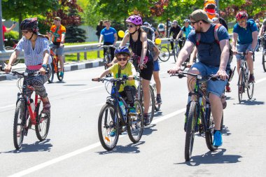 KHARKIV, UKRAINE - 23 Mayıs 2021: Farklı yaşlarda insanlar şehir caddesinde bisiklet sürerler.