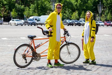 KHARKIV, UKRAINE - 23 Mayıs 2021: Bisiklet üzerinde hayvan kostümü giymiş birkaç kişi.