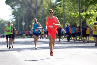 KHARKIV, UKRAINE - 16 Mayıs 2021: Kharkiv Half Marathon. Bir maratona katılan koşucular bir şehir sahnesinde bir mesafe koşuyor.