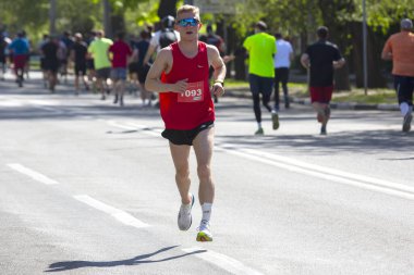 KHARKIV, UKRAINE - 16 Mayıs 2021: Bir şehir caddesinde maraton koşucuları