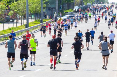 Kharkiv, Ukrayna - 16 Mayıs 2021: Kharkiv Half Marathon. Sporcu aktif olarak maratona katılır, bir şehir stree boyunca bir mesafe koşar.
