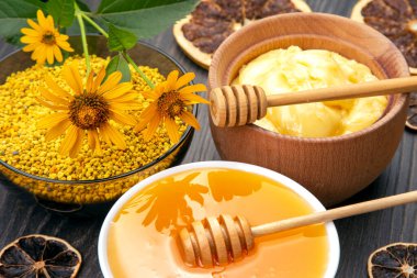 Farklı çeşitlerde taze çiçek balı, polen ve ahşap arka planda kaşıkları olan bal peteği. Organik Vitamin Sağlıklı Gıda