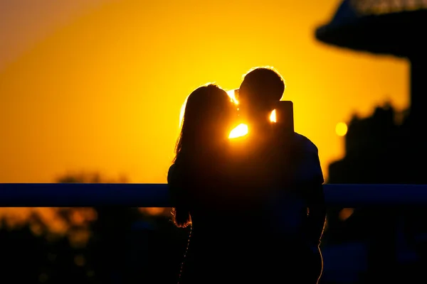 Silhueta Duas Pessoas Apaixonadas Contra Pano Fundo Sol Poente Romance — Fotografia de Stock