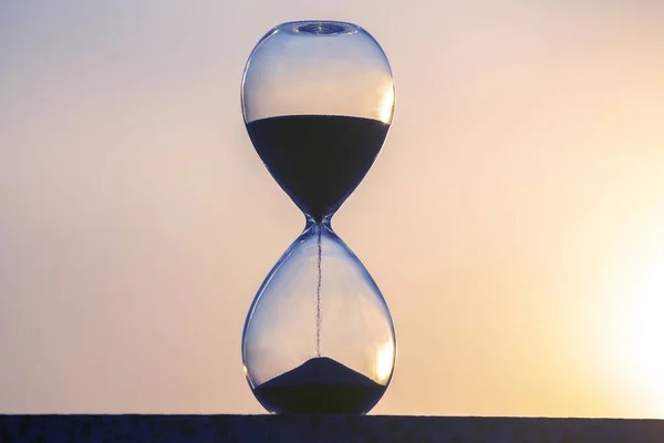 Sanduhr Zählt Die Zeit Vor Dem Hintergrund Der Abendsonne — Stockfoto