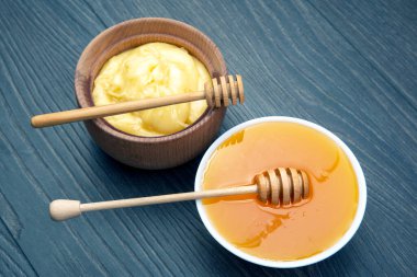 Farklı çeşitlerde taze çiçek balı, polen ve ahşap arka planda kaşıkları olan bal peteği. Organik Vitamin Sağlıklı Gıda