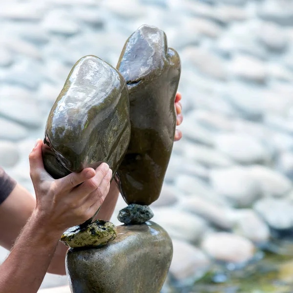 Человеческие Руки Построили Воде Каменную Кладку Баланс Медитация — стоковое фото