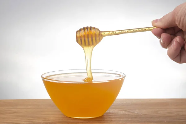 Miel Frais Coulant Une Cuillère Dans Une Assiette Transparente Sur — Photo