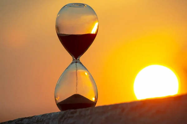 Sanduhr Zählt Die Zeit Vor Dem Hintergrund Der Abendsonne — Stockfoto