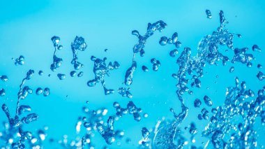 mavi damla su çeşme gökyüzünde