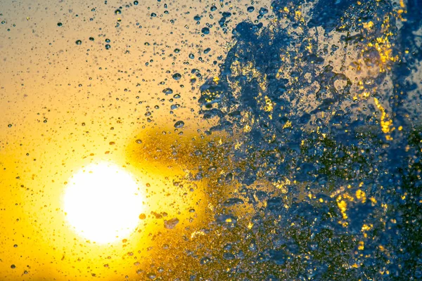 Siluetas Gotas Cayendo Fuente Agua Sol Poniente — Foto de Stock