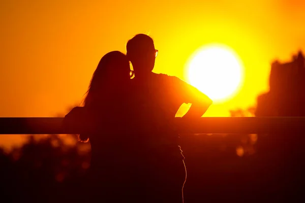 Silhouette Zweier Verliebter Vor Dem Hintergrund Der Untergehenden Sonne Romantik — Stockfoto