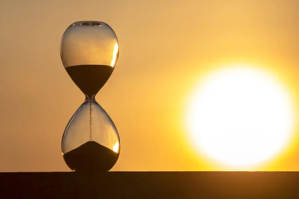 Sanduhr Zählt Die Zeit Vor Dem Hintergrund Der Abendsonne — Stockfoto